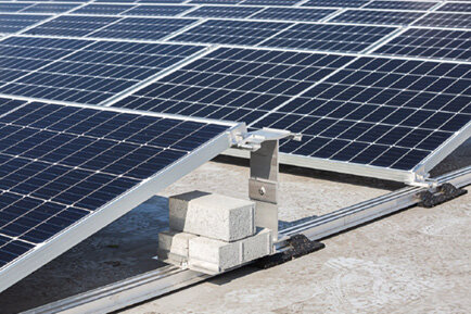 Panele fotowoltaiczne na płaskim dachu – sposoby montażu – RM Solar