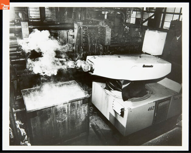 Robot Unimate 1900 w procesie przenoszenia gorących detali z odlewni ciśnieniowej (thehenryford.org, 2025)