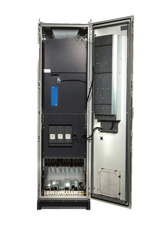 VACON 100 ma w standardzie sekcję sterowania umieszczoną w osobnym przedziale, zabudowanym na drzwiach szafy