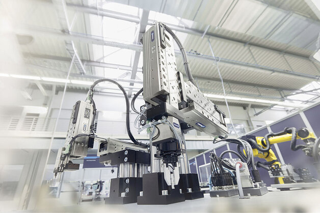 Dzięki ofercie mechatronicznej firmy SCHUNK całe zakłady montażowe mogą zostać zrealizowane w oparciu o technologię zasilania 24 V