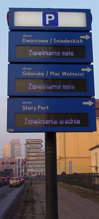 Tablica zmiennej treści informująca o miejscach parkingowych w Bydgoszczy