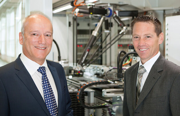 Peter Gucher, dyrektor generalny (z lewej) i Gerald Haas, dyrektor Działu Globalnego Zarządzania Przemysłowego są dumni z inteligentnej fabryki B&R
