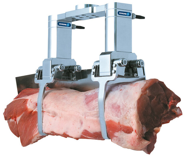 Dwa połączone chwytaki LMG 64 A przenoszą sztukę mięsa