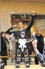 Robot M-bot idealnie naśladujący ruchy operatora. Robot humanoidalny z Politechniki Poznańskiej, który zajął II miejsce w kategorii Freestyle – można było sterować jego ruchami, a robot je powtarzał