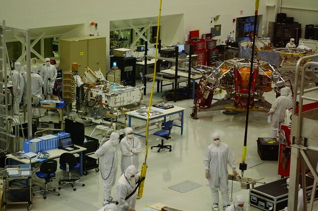 Clean room w JPL w Pasadenie. Po lewej widać biały korpus łazika MSL, który poleci na Marsa w 2011 roku