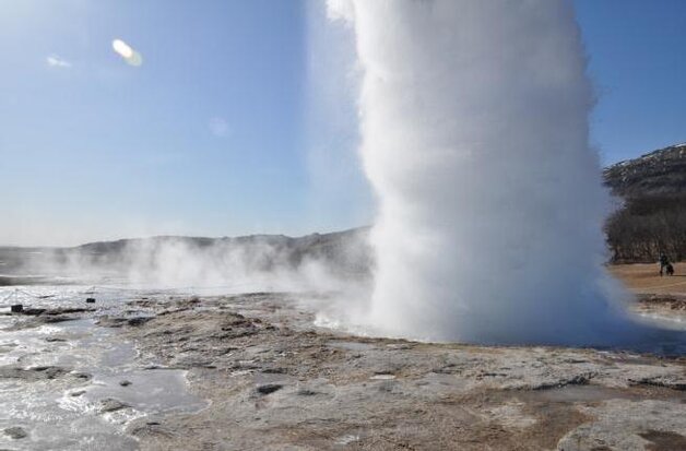 Rys. 7. Aktywność geotermalna Islandii - gejzery [Geothermal activity in Iceland - geysers]