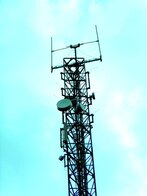 Fot. 1. Typowe anteny kierunkowe – źródła promieniowania w.cz. (wg [4]) [Typical directional antennas – HF radiation sources]