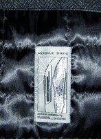 Fot. 2. Kieszeń MOBILE SAFE – męska kurtka wyprodukowana przez czeską firmę Blažek, zastosowany materiał redukuje, jak zapewnia producent radiację o 99,9999 %... (napis widoczny u dołu zdjęcia) [The pocket of MOBILE SAFE – a man’s jacket, made by Blažek, a Czech firm, in which the used material reduces radiation about 99,9999 %... (the inscription can be seen at the bottom of the photograph)]