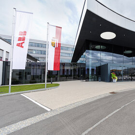 ABB otwiera w austriackiej siedzibie B&R nowy globalny kampus innowacyjno-szkoleniowy dla specjalistów z zakresu automatyzacji maszyn 