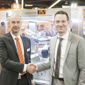 Walter Burgstaller (z lewej - Dyrektor Sprzedaży - B&R w Europie) i Tobias Daniel (Szef Sprzedaży i Marketingu w Comau Robotics) przedstawili technologię openROBOTICS po raz pierwszy na targach SPS IPC Drives 2015 w Norymberdze