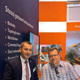 Tomasz Papaj – dyrektor ds. sprzedaży w firmie COPA-DATA Polska (od lewej), oraz Grzegorz Bryś z firmy MAZEL S.A., podczas targów ENERGETAB 2016 na stoisku firmy COPA-DATA Polska.