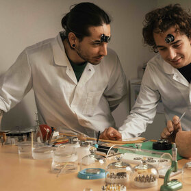 Fartuchy REECO wspierają szwajcarskie zegarmistrzostwo