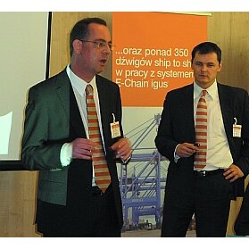 Ze strony firmy igus GmbH w spotkaniu uczestniczył André Kluth – Dyrektor ds. Mediów (na fot. z lewej), natomiast na czele zespołu igus Sp. z o.o. stał Dyrektor Zarządzający – Marek Wzorek  (na fot. z prawej).