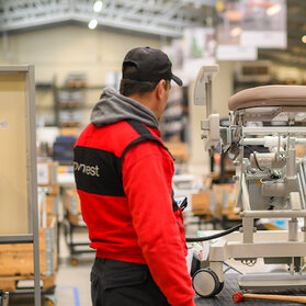 Panasonic automatyzuje produkcję mebli medycznych