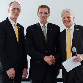 Dr Andreas Jäger (w środku) przekazuje stery nowym prezesom zarządu: wspólną odpowiedzialność za spółkę Parker Hannifin Auto-Tech Composites GmbH przejmują Joachim Salewski (po lewej) i Thomas Ottawa (po prawej). Salewski zajmował analogiczne stanowisko w Jäger Automobil Technik od 2009 roku.