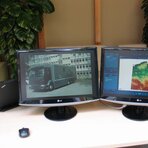 Prezentacja elementów systemu PROTEUS. Na monitorze po lewej - Mobilne Centrum Dowodzenia