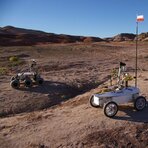 Na pierwszym planie: robot MAGMA, jeden ze zwycięzców zeszłorocznej edycji konursu University Rover Challenge