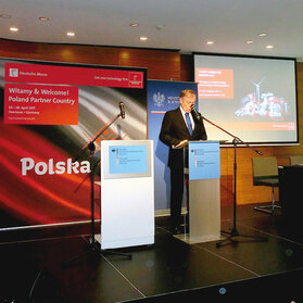 Ambasador Republiki Federalnej Niemiec Rolf Nikel powitał uczestników konferencji prasowej