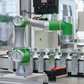 „Ramię” w ramię z człowiekiem - Lexium Cobot dla zakładów przemysłowych