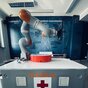 Robot KUKA wspiera szpitale zakaźne, dbając o bezpieczeństwo medyków