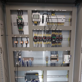 Rozwiązania oszczędzające cenne miejsce na szynie DIN w aplikacji pras hydraulicznych UltraPrass