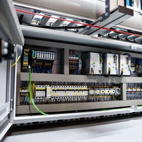 Rozwiązania zwiększające niezawodność pracy i oszczędzające cenne miejsce na szynie DIN w aplikacjach przenośników rolkowych firmy Translog