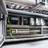 Rozwiązania zwiększające niezawodność pracy i oszczędzające cenne miejsce na szynie DIN w aplikacjach przenośników rolkowych firmy Translog